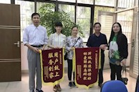 這兩面錦旗的背后，是對“群眾利益無小事”的堅守