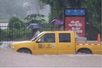 龍舟水太猛！管網(wǎng)搶險“小黃人”與各區(qū)通力合作疏通水浸點！