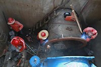 連夜搶修供水爆管！5輛送水車(chē)同時(shí)出動(dòng)！