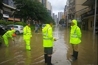 向雨幕中的最美逆行者致敬！