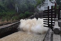 暴雨傾城，水控人冒雨排澇保暢通，守土盡責(zé)保供水安全！