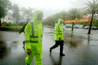 你們執(zhí)筆縱劍，馳騁考場；我們?nèi)σ愿?，在暴雨中保駕護(hù)航